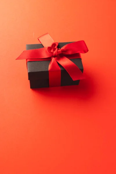 Vertikales Bild Einer Schwarzen Geschenkbox Mit Rotem Band Und Kopierraum — Stockfoto