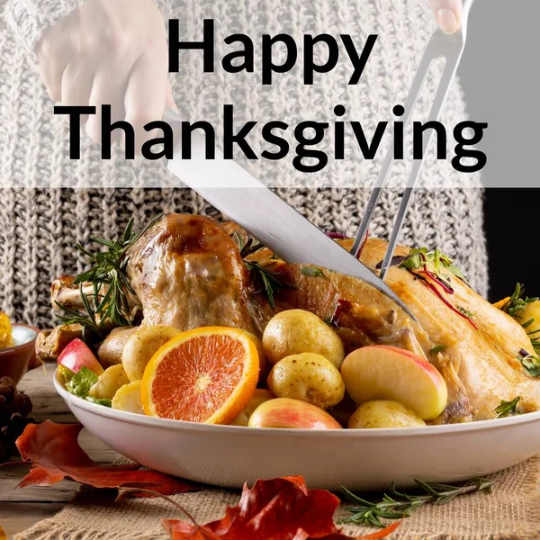 Glad Thanksgiving Text Över Kaukasiska Kvinna Snida Rostade Kalkon Bordet — Stockfoto