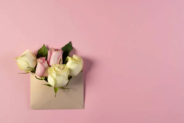 Weiße Und Rosa Rosenblüten Braunem Umschlag Und Kopierraum Auf Rosa — Stockfoto