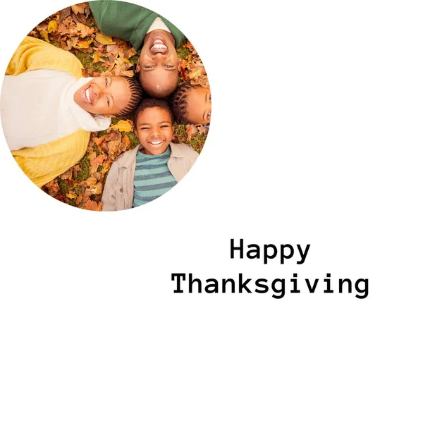 Mutlu Afro Amerikan Ailesinin Sonbahar Yapraklarında Yattığı Şükran Günü Mesajınız — Stok fotoğraf