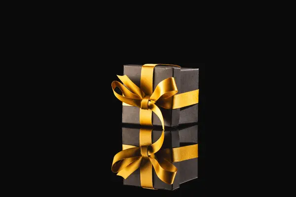 黑色礼品盒 带有彩带 并复制黑色背景上的空间 网上星期一 黑色星期五 网上购物 航运和全球联系概念 — 图库照片