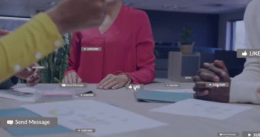 Tebligat çubuklarının animasyonu, çeşitli iş arkadaşlarının orta kesimi tartışıp el ele tutuşmaları. Dijital bileşik, çoklu pozlama, iş, sosyal medya anımsatıcı ve takım çalışması kavramı.