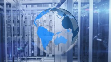 Veri sunucu sistemleri üzerinde lens parlaması olan dönen dünya ve bilgisayar dilinin animasyonu. Dijital bileşik, çoklu pozlama, küreselleşme, kodlama, programlama dili, veri merkezi, ağ oluşturma.