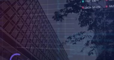 Çoklu grafik ve alım satım tahtalarının düşük açılı ağaç ve bina manzaralı animasyonu. Dijital bileşik, çoklu pozlama, rapor, iş dünyası, borsa büyümesi ve mimari kavramı.