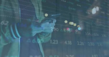 Kafkasyalı bir adamın cep telefonunda yazı yazması üzerine grafiklerin ve alım satım tahtasının animasyonu. Dijital bileşik, çoklu pozlama, rapor, iş dünyası, borsa ve teknoloji kavramı.