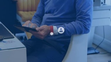Ofiste dijital tablet kullanan bir adamın orta kesimine karşı profil simgeleri ağının animasyonu. Küresel ağ ve iş teknolojisi kavramı