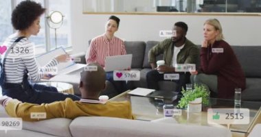 Sosyal medya simgelerinin, ofiste birlikte tartışan farklı meslektaşlardan oluşan bir ekip üzerinde toplanması. Sosyal medya ağı ve iş teknolojisi kavramı