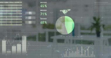 Kafelerdeki boş sandalyeler ve masalar üzerinde bilgi arayüzü animasyonu. Dijital bileşik, çoklu pozlama, rapor, ilerleme, büyüme, soyut, küresel ve iş konsepti.