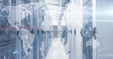 Veri sunucu raflarındaki harita, sayı, sembol ve haritanın animasyonu. Dijital bileşik, çoklu pozlama, işaretler, küresel, veri merkezi, ağ sunucu ve teknoloji.