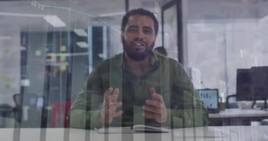 Ofisteki videoda konuşan melez bir adamın portresinin istatistiksel veri işleme animasyonu. Bilgisayar arayüzü ve iş veri teknolojisi kavramı