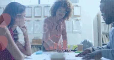 Çeşitli mimarların toplantı planlarını tartışırken arayüzde veri işleme. Mimari, tasarım, iş dünyası, veri, dijital arayüz, bağlantı ve iletişim dijital olarak oluşturulmuş video.