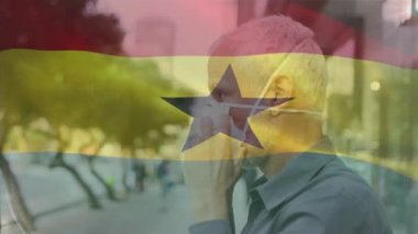 Caddede yüzlerinde maske olan Asyalı bir kadının portresine karşı Gana bayrağı sallama animasyonu. Küresel covid-19 salgın konsepti