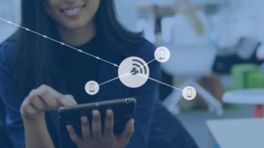 Ofiste tablet kullanan bir iş kadınının orta kesimine karşı dijital simge ağının animasyonu. Küresel ağ ve iş teknolojisi kavramı