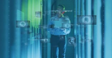 Küre animasyonu, bilgisayar dili, veri sunucusunu inceleyen Afrikalı Amerikalı mühendis dizüstü bilgisayar kullanıyor. Dijital bileşim, küreselleşme, kodlama, veri merkezi, ağ, teknoloji ve ağ sunucusu.