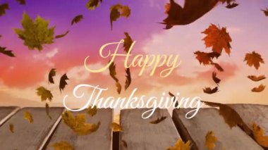 Mutlu şükran günü metinleri ve sonbahar yapraklarının günbatımı gökyüzüne karşı ahşap bir tahtanın üzerine düşüşünün animasyonu. Şükran Günü ve Sonbahar sezonu konsepti