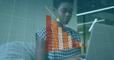 Ofiste dizüstü bilgisayar kullanan Afrikalı Amerikalı bir kadın hakkında istatistiksel veri işleme animasyonu. Bilgisayar arayüzü ve iş veri teknolojisi kavramı