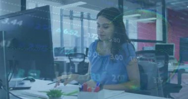 Ofisteki bilgisayar kullanan beyaz kadın hakkında borsa veri işleme animasyonu. Küresel ekonomi ve iş teknolojisi kavramı