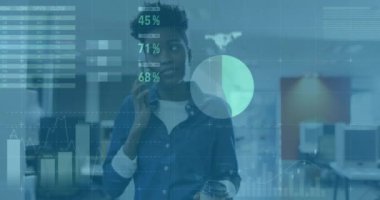 Ofiste akıllı telefondan konuşan Afrikalı Amerikalı kadına karşı veri işleme animasyonu. Bilgisayar arayüzü ve iş veri teknolojisi kavramı