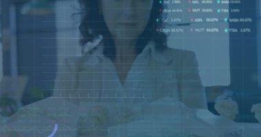 İstatistiksel animasyon, beyaz iş kadınının ofisteki borsa veri işlemesi. Küresel ekonomi ve iş veri teknolojisi kavramı
