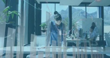 İstatistiksel veri işleme animasyonu. Ofiste çalışan melez bir kadın hakkında. Bilgisayar arayüzü ve iş veri teknolojisi kavramı