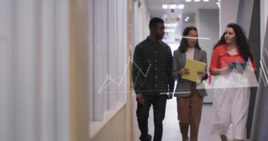 Ofis koridorunda tartışan çeşitli meslektaşlar hakkında istatistiksel veri işleme animasyonu. Bilgisayar arayüzü ve iş veri teknolojisi kavramı