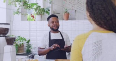 Çeşitli erkek baristaların, kafelerdeki kadınlardan sipariş almaları üzerine grafiklerin ve alım satım tahtalarının animasyonu. Dijital bileşik, çoklu pozlama, rapor, iş dünyası, borsa ve teknoloji kavramı.
