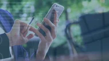 Cep telefonunda kalem kaydıran güzel beyaz bir kadın üzerinde bilgi arayüzü animasyonu. Dijital bileşik, çoklu pozlama, rapor, iş, büyüme, ilerleme, küresel ve teknoloji.