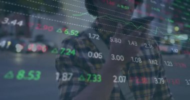 Kafkasyalı bir adamın cep telefonu hoparlöründen konuşması üzerine çok renkli ticaret kurulunun animasyonu. Dijital bileşik, çoklu pozlama, iş, soyut, borsa ve teknoloji kavramı.