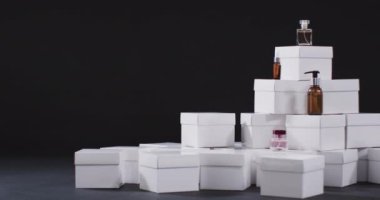 Siyah zemin üzerinde fotokopi alanı olan beyaz karton kutulu güzellik ürünleri videosu. Siber Pazartesi, Kara Cuma, çevrimiçi alışveriş, nakliye ve küresel bağlantılar kavramı.