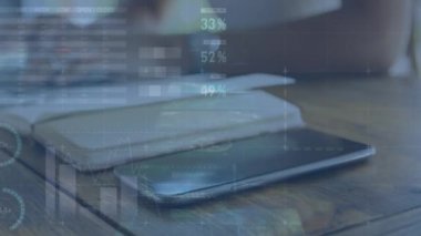 Birden fazla değişen sayının animasyonu, dizüstü bilgisayar kullanan bir kadının orta bölümünün veri işlemesi. Bilgisayar arayüzü ve iş veri teknolojisi kavramı