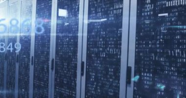 Çoklu değişen numaraların animasyonu, mozaik kareler ve bilgisayar sunucu odasında ışık noktası. Bilgisayar arayüzü ve iş veri depolama teknolojisi kavramı
