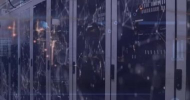 Makine öğrenme metninin animasyonu, veri sunucu raflarındaki bağlantılı noktaların üzerindeki navigasyon deseni. Dijital bileşik, çoklu pozlama, iletişim, veri merkezi, ağ ve teknoloji kavramı.