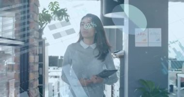 Ofiste dolaşan tabletli çift ırklı iş kadını için veri işleme arayüzü. Günlük iş, veri, dijital arayüz, bağlantı, ofis ve iletişim dijital olarak oluşturulmuş video.