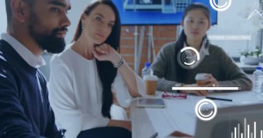 İstatistiksel veri işleme animasyonu. Ofiste birlikte tartışan çeşitli meslektaşlar hakkında. Bilgisayar arayüzü ve iş veri teknolojisi kavramı