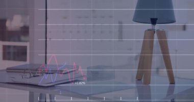 Ofis masasının görüntüsüyle istatistiksel veri işleme animasyonu. Bilgisayar arayüzü ve iş veri teknolojisi kavramı