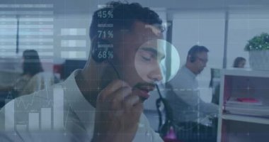 İstatistiksel veri işleme animasyonu. Ofisteki telefon kulaklığıyla konuşan melez bir adam hakkında. Bilgisayar arayüzü ve iş veri teknolojisi kavramı