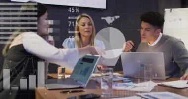 İstatistiksel veri işleme animasyonu. Ofisteki çeşitli meslektaşların belge üzerinde tartışmaları üzerine. Bilgisayar arayüzü ve iş veri teknolojisi kavramı