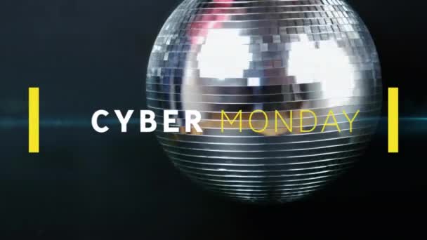 Animacja Cyber Poniedziałkowego Tekstu Nad Oświetloną Obracającą Się Kulą Disco — Wideo stockowe