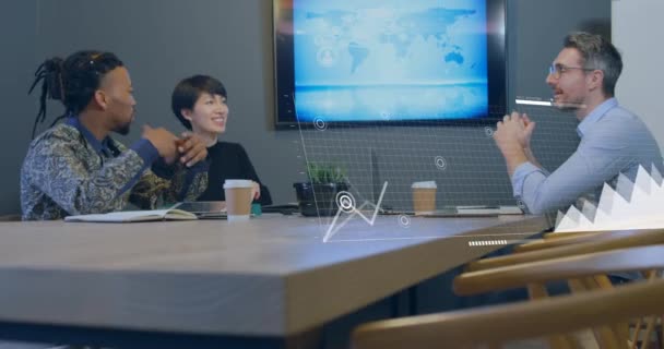 オフィスで議論する多様な同僚に対する統計データ処理のアニメーション コンピュータインターフェイスとビジネスデータテクノロジーの概念 — ストック動画