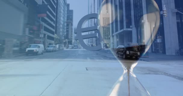 Анимация Сокрушительного Знака Валюты Евро Городской Пейзаж Над Песочными Часами — стоковое видео