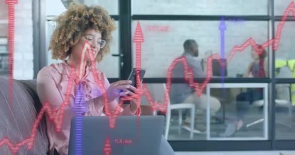 快乐的商业女性在办公室使用智能手机的蓝色和红色的图表和箭头 临时业务 数字接口 办公室和通信 — 图库视频影像