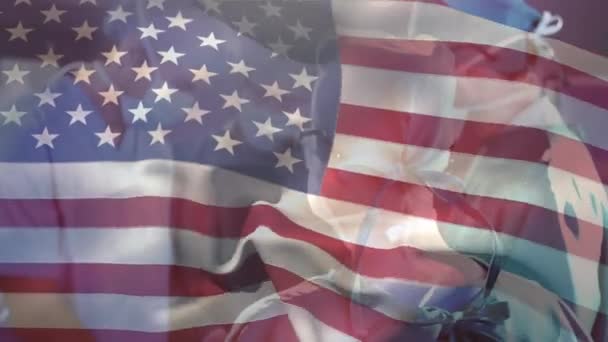 Animacja Flagi Usa Przeciwko Zespołowi Różnych Chirurgów Wykonujących Operacje Szpitalu — Wideo stockowe