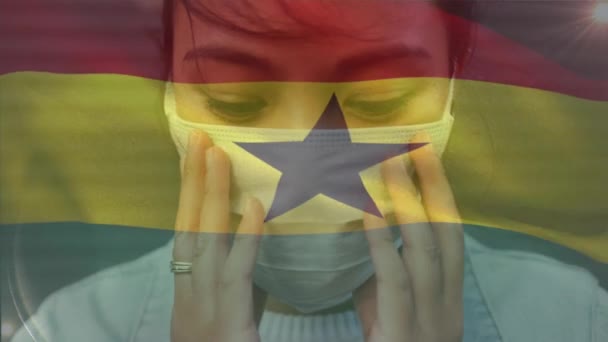 Animacja Machająca Flagą Ghany Przeciwko Portretowi Azjatki Noszącej Maskę Ulicy — Wideo stockowe