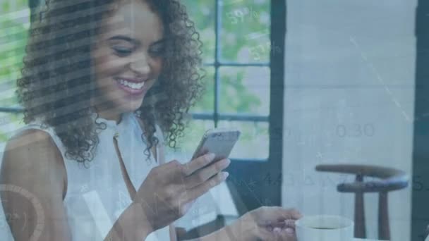 动画的信息界面 微笑的嘴女人一边喝咖啡一边用智能手机 数字合成 饮料和技术概念 — 图库视频影像