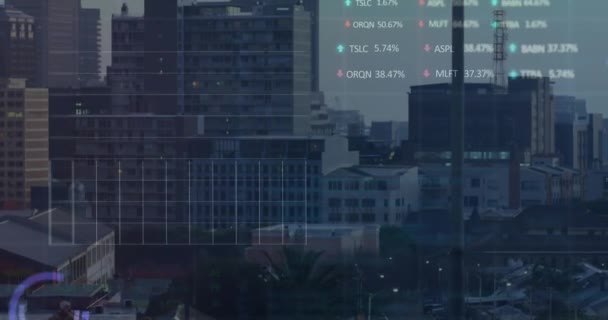都市の空中ビューに対する統計的および株式市場データ処理のアニメーション 世界経済とビジネスデータテクノロジーの概念 — ストック動画