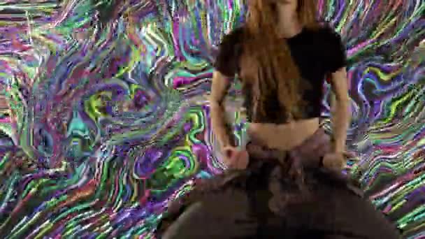 Środkowa Część Białej Kobiety Tańczącej Nad Kolorowym Płynnym Tłem Streszczenie — Wideo stockowe