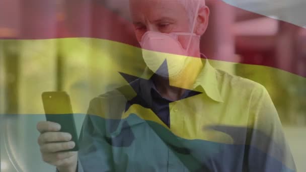 Анимация Размахивания Флагом Ганы Против Кавказца Маске Помощью Смартфона Улице — стоковое видео