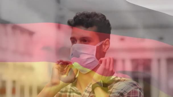 Animación Ondear Bandera Alemania Contra Hombre Biracial Ajustando Máscara Facial — Vídeo de stock