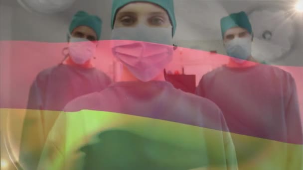 Animación Ondear Bandera Alemania Contra Retrato Equipo Cirujanos Diversos Hospital — Vídeos de Stock