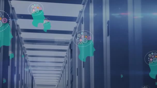 人間の脳とコンピュータ言語のアイコンをサーバールーム上にアニメーションします デジタル複合 人間の表現 データセンター ネットワーキング テクノロジー ネットワークサーバーのコンセプト — ストック動画
